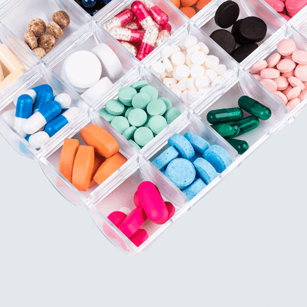 pastillero con medicamentos organizados